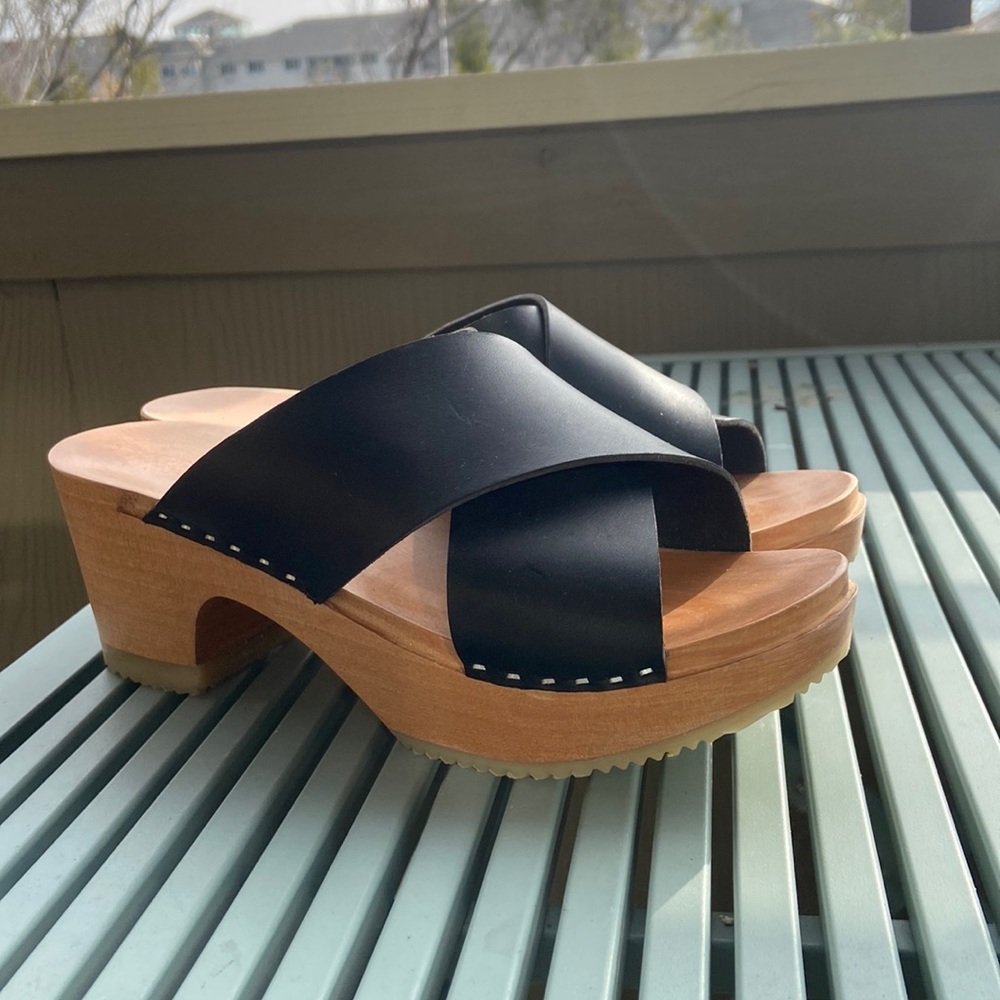Zuzii open-toed clogs